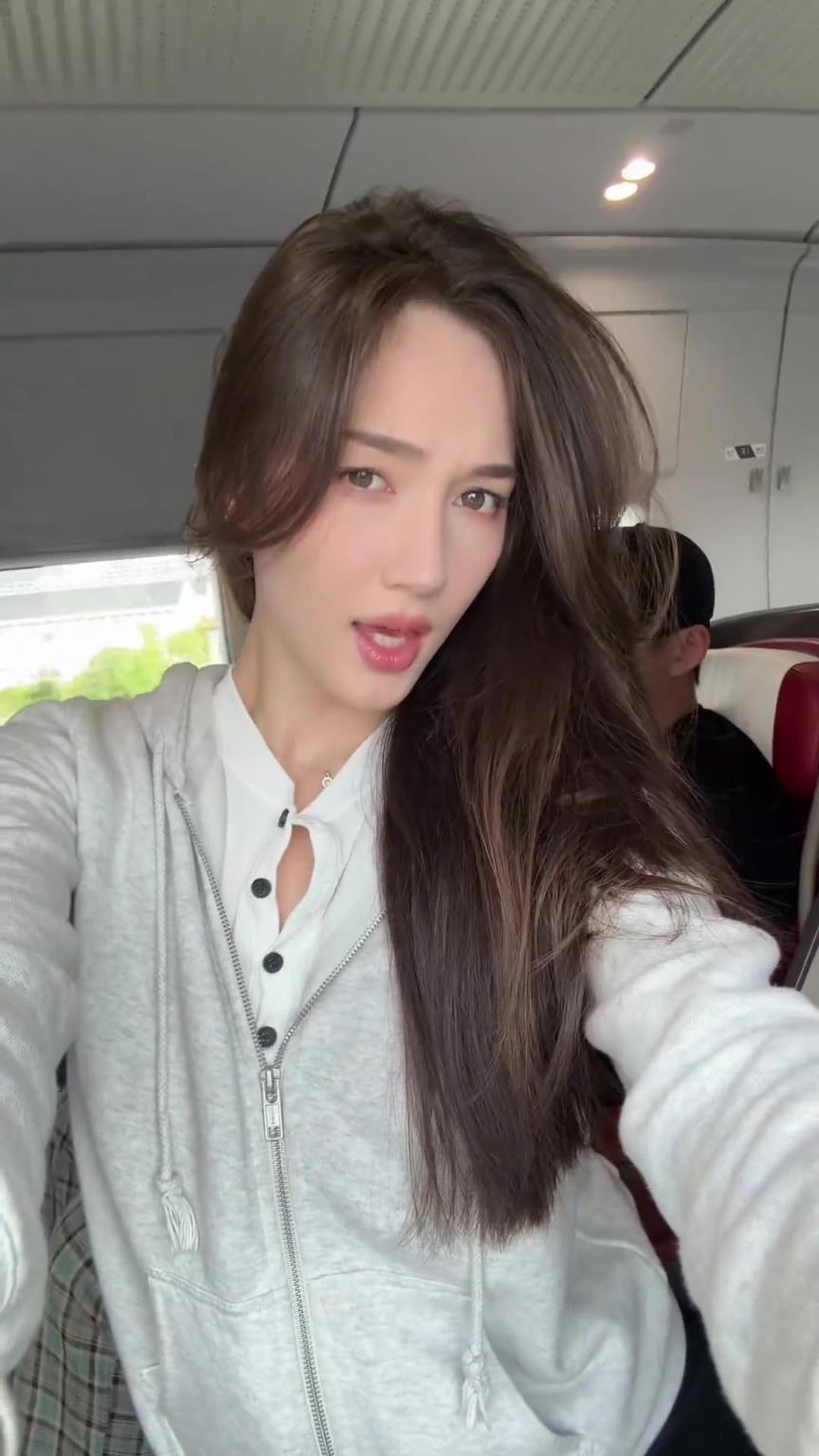楊政突然魔性舞蹈 女友孟雅芳：他突然咋了？