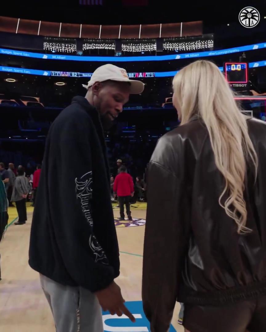 心系籃球！杜蘭特現場觀戰WNBA，與庫里教妹布林克擁抱交談~