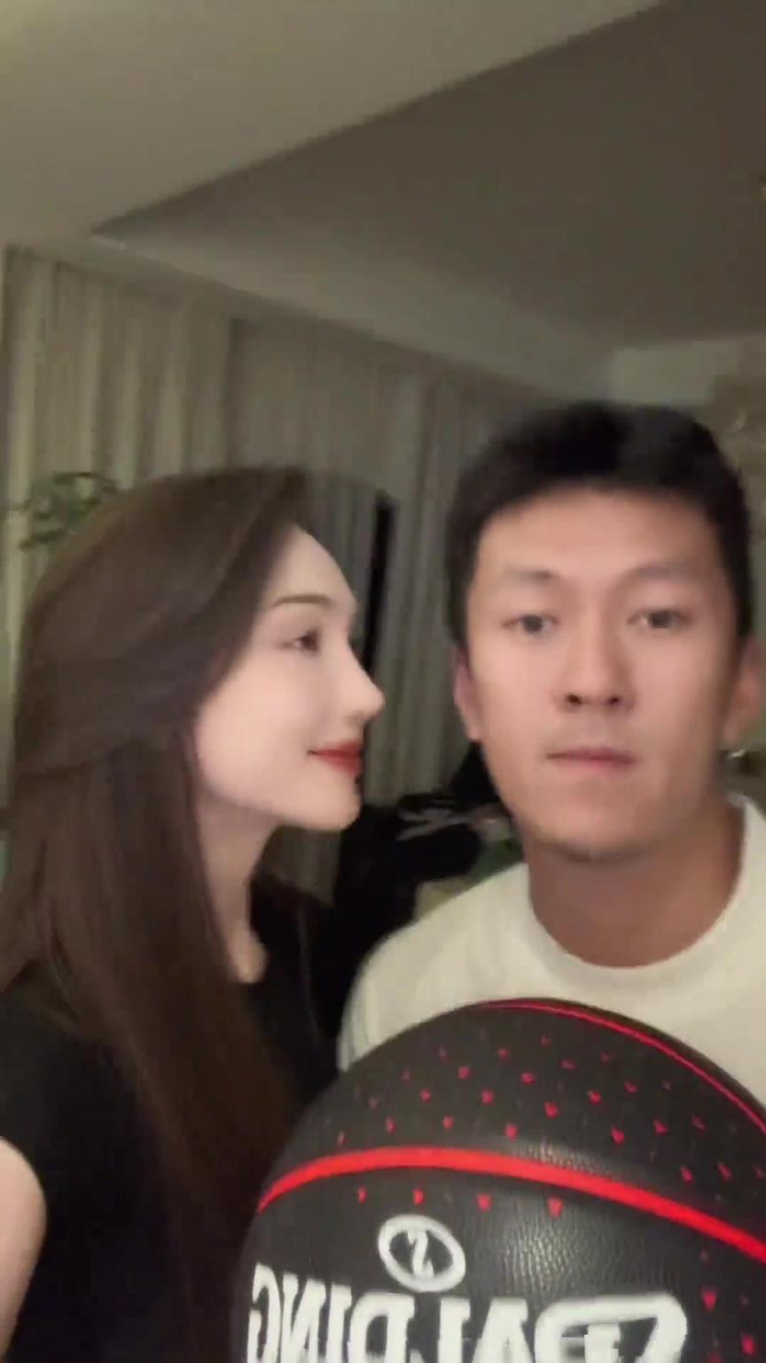 楊政秀恩愛：我女朋友真漂亮！