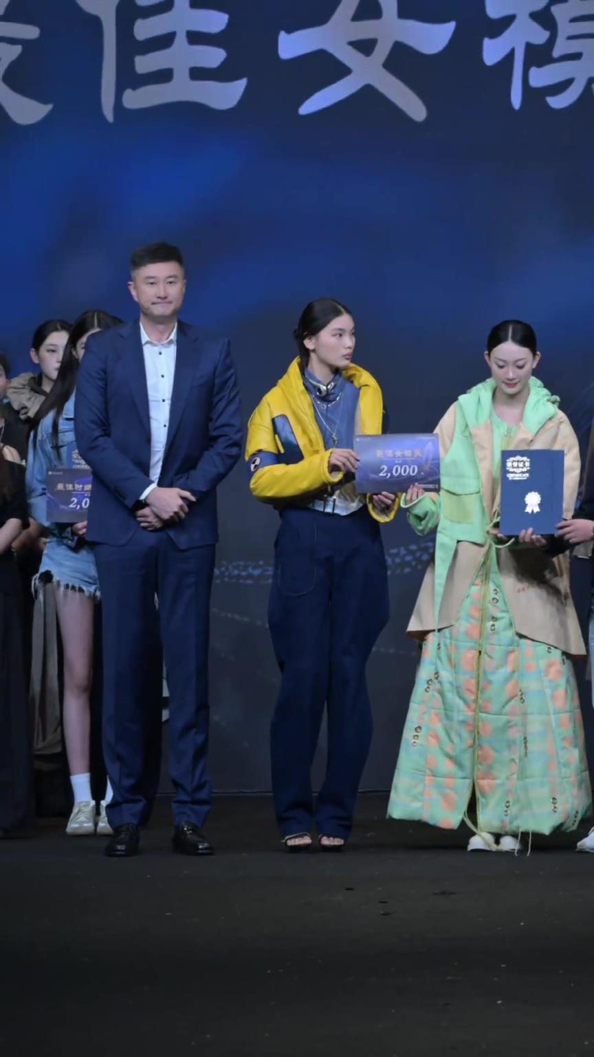 杜導(dǎo)有點(diǎn)忙??！原中國(guó)男籃主教練杜鋒出席廣東大學(xué)生時(shí)裝周