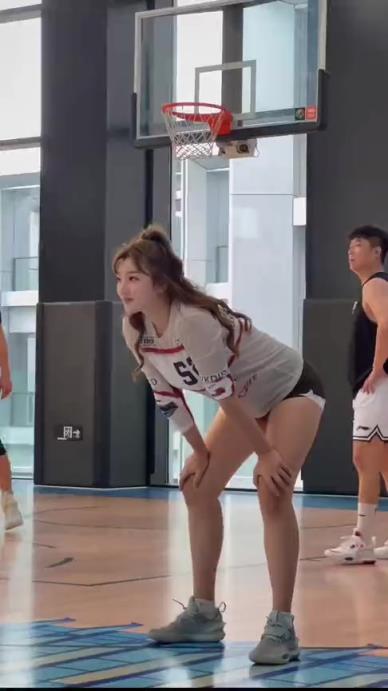 美女小姐姐這塊頭這球技，一般小伙子還真不是對(duì)手