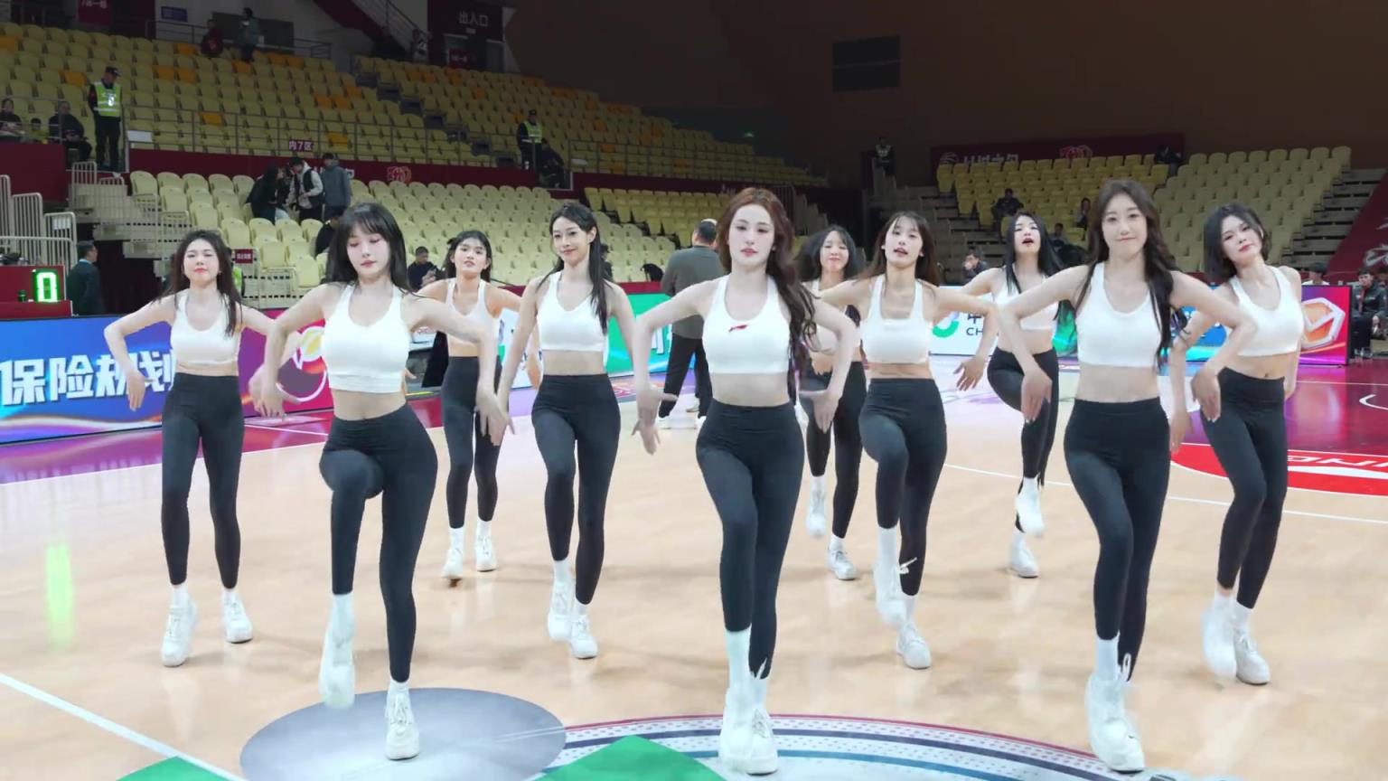 我觉得黑裤子的那个女队员最好看，你们呢？