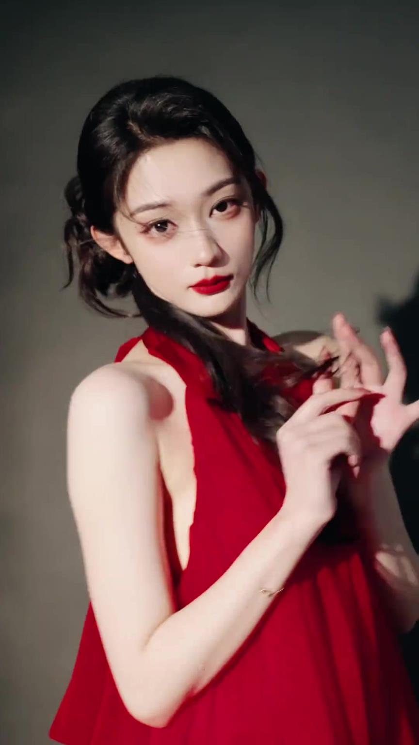 别有一番赶脚啊！美女主播婧雯一身红色长裙的国风穿搭~
