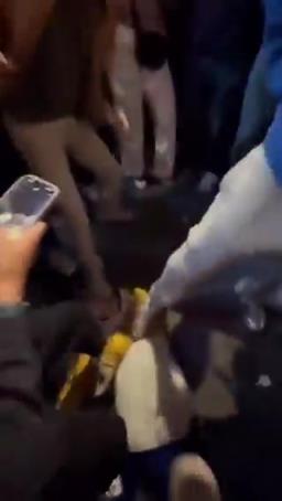 太残暴了！赛后尼克斯球迷狂踩“哈利伯顿娃娃”庆祝