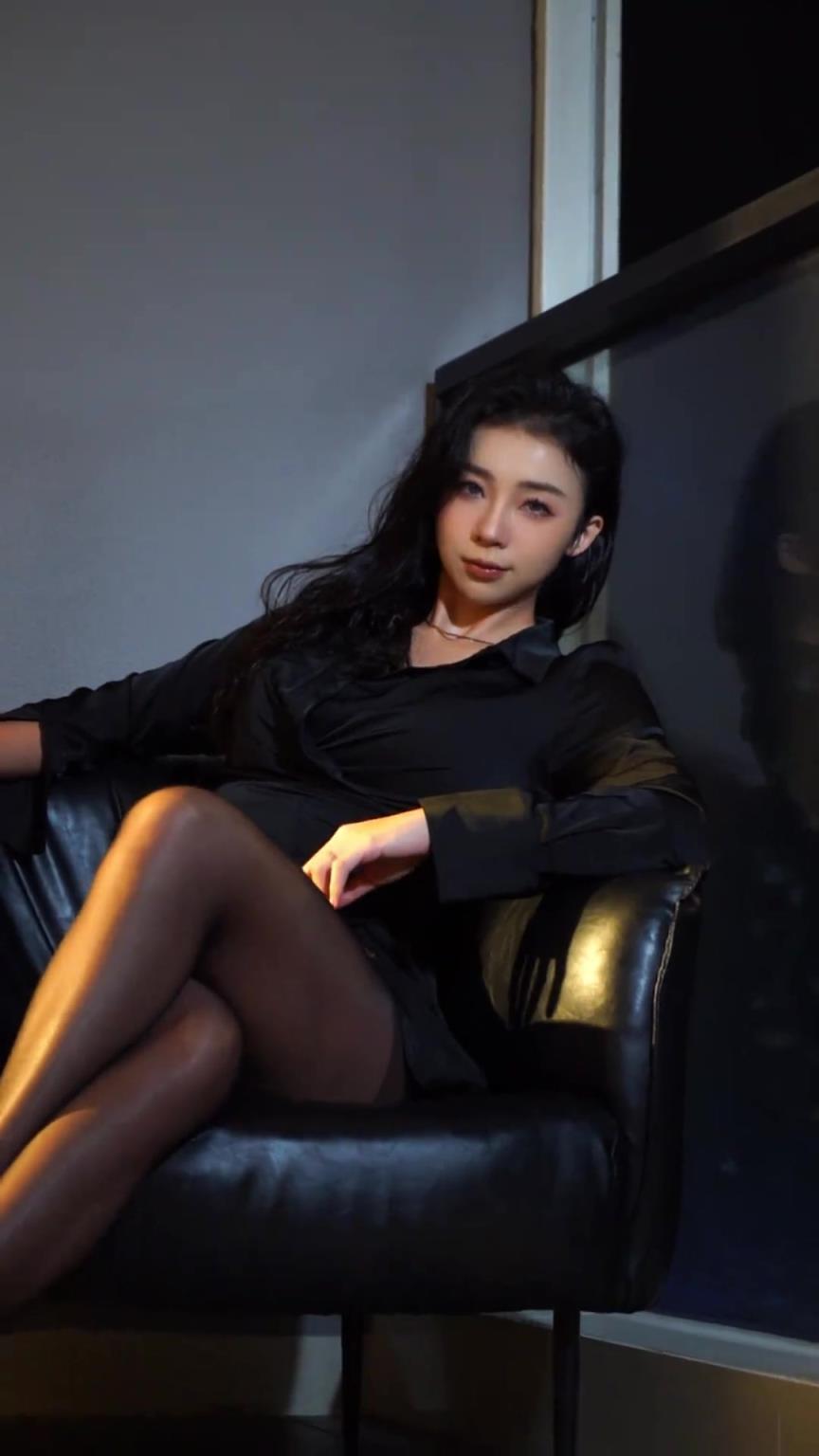 张曼源黑丝大大大长腿：周末快乐呀~