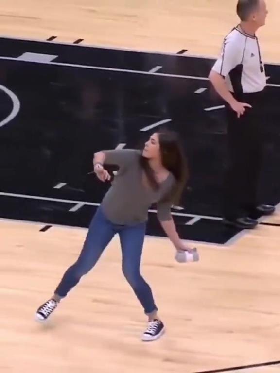 不愧是美國女籃主力，普拉姆的力量太嚇人了