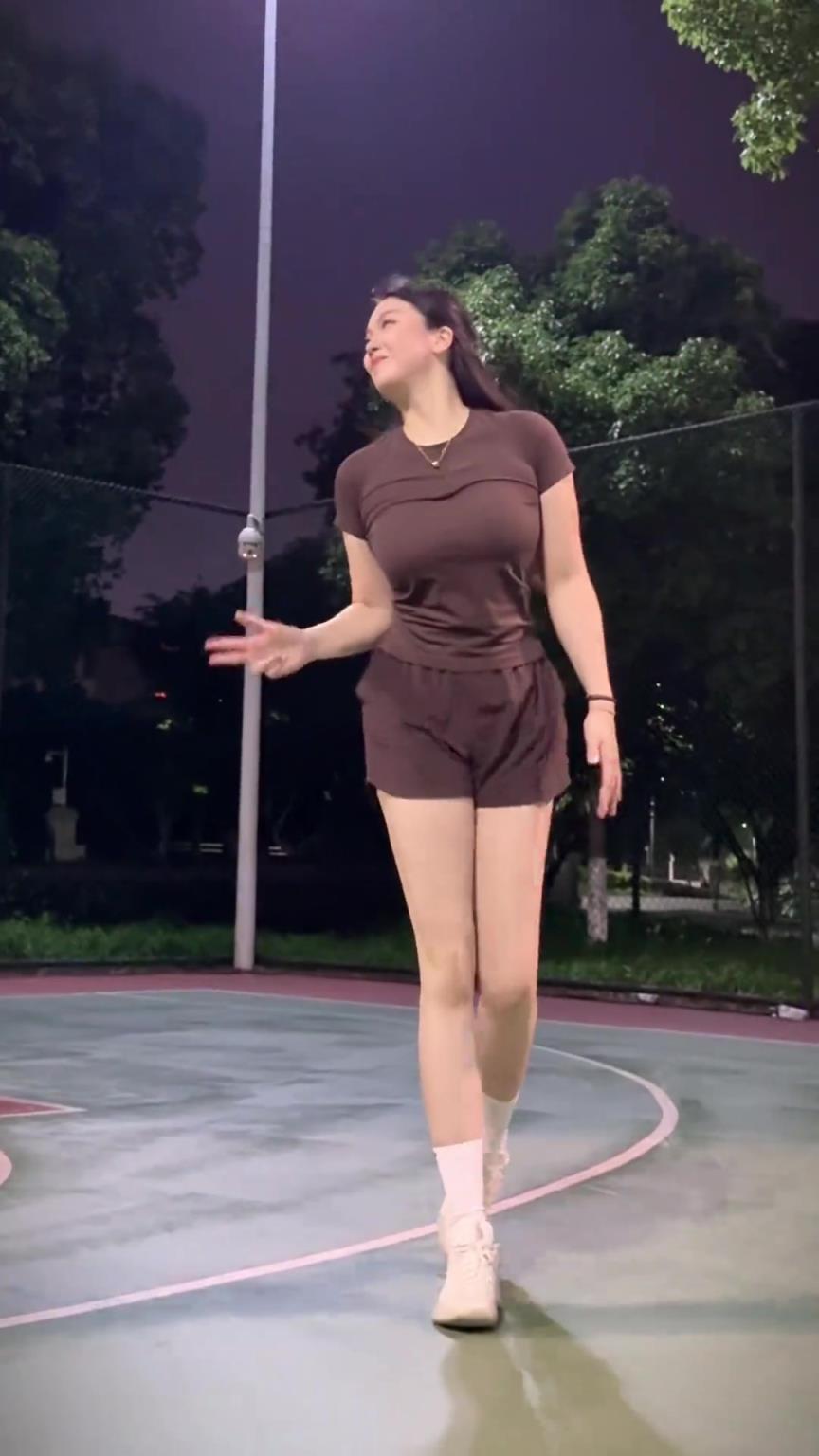 这谁防得住？国产卡戴珊肘姐：抬手我就知道球进不进~
