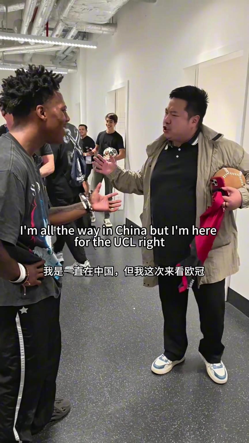 瑞哥去歐冠現(xiàn)場找甲亢哥，卡拉格在一旁：川寶，美國經(jīng)濟如何