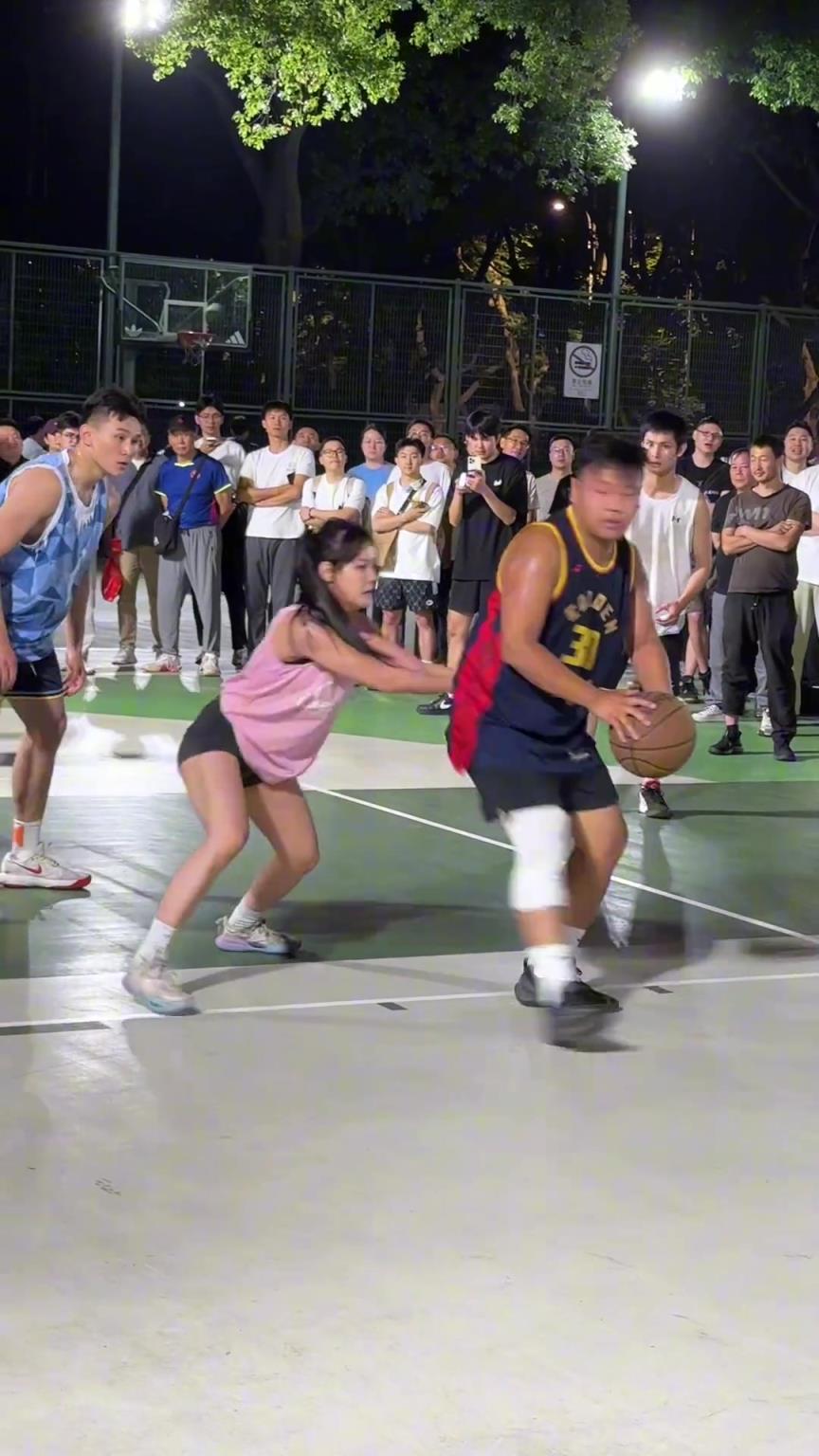 這哥們看見防自己的是女生，一個(gè)勁背打，球也不傳了
