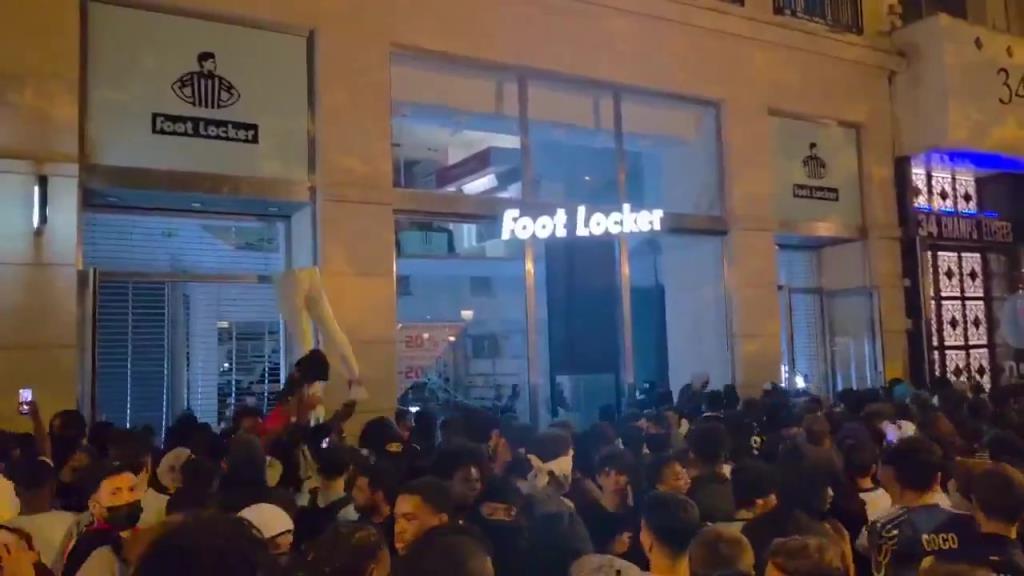 真假球迷？巴黎球迷在當地焚燒汽車并搶劫商店，慶祝球隊贏得歐冠