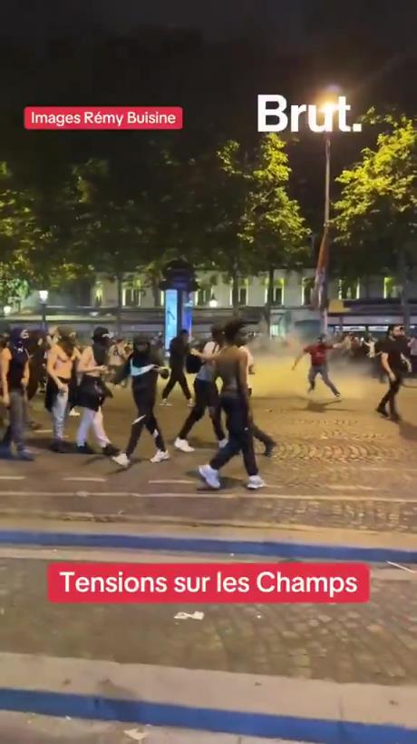 庆祝过度！巴黎极端球迷袭警致香榭丽舍大街一片混乱