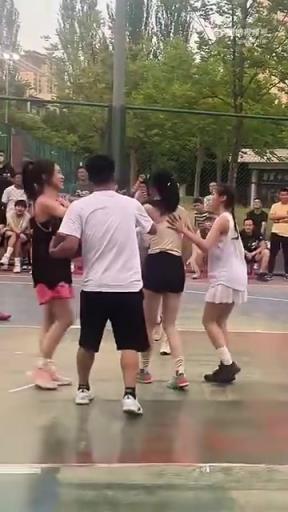 不是哥們！你還真敢給女球友上對(duì)抗啊