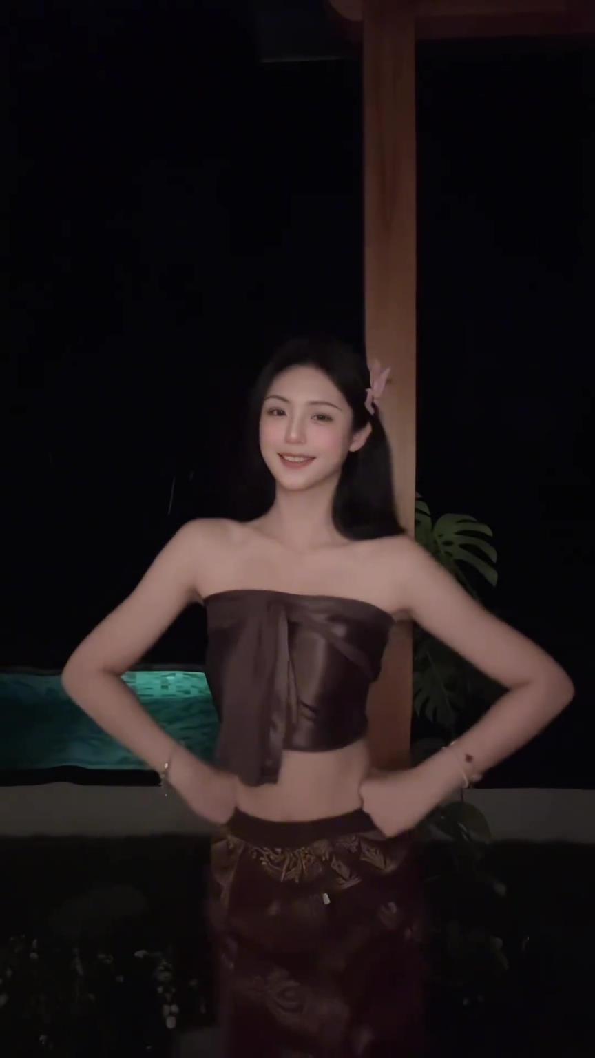 这穿搭是什么风格哈 凉快！卓识穿着短裙尬舞：今天吃粽子了吗？