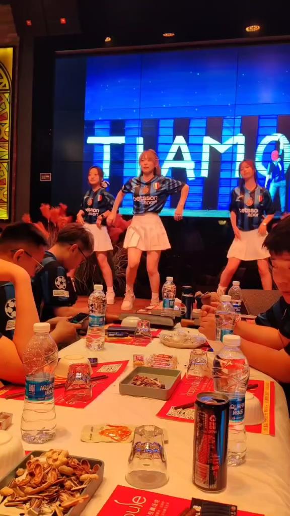 小编不装了！为了美女啦啦队也要支持国米