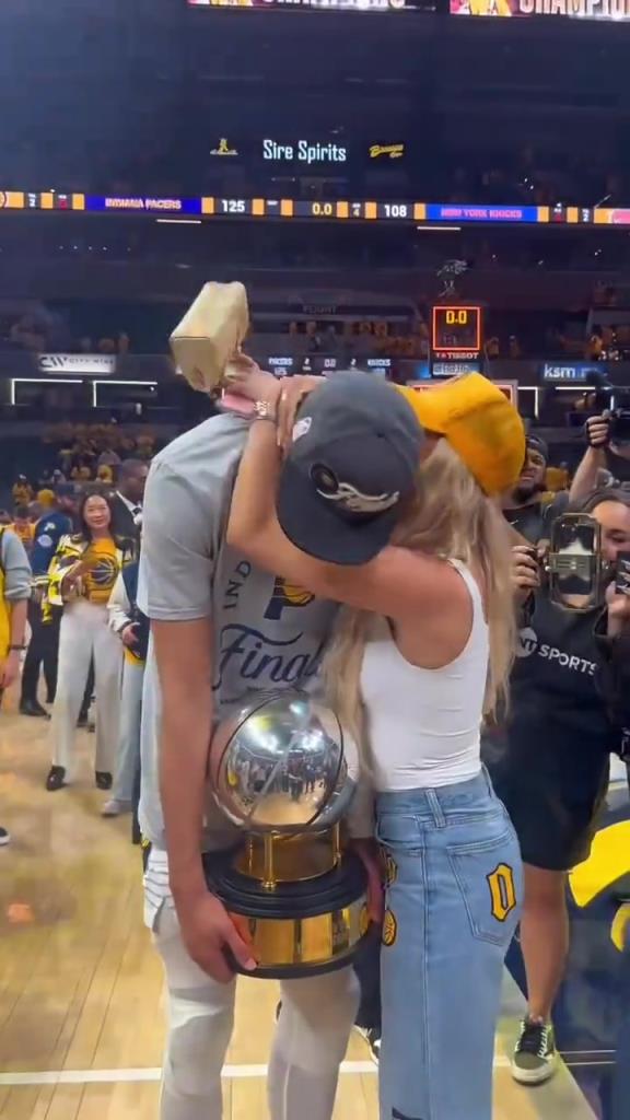 步行者獲得 NBA 總決賽門票后，哈利伯頓擁抱了他的女友杰德