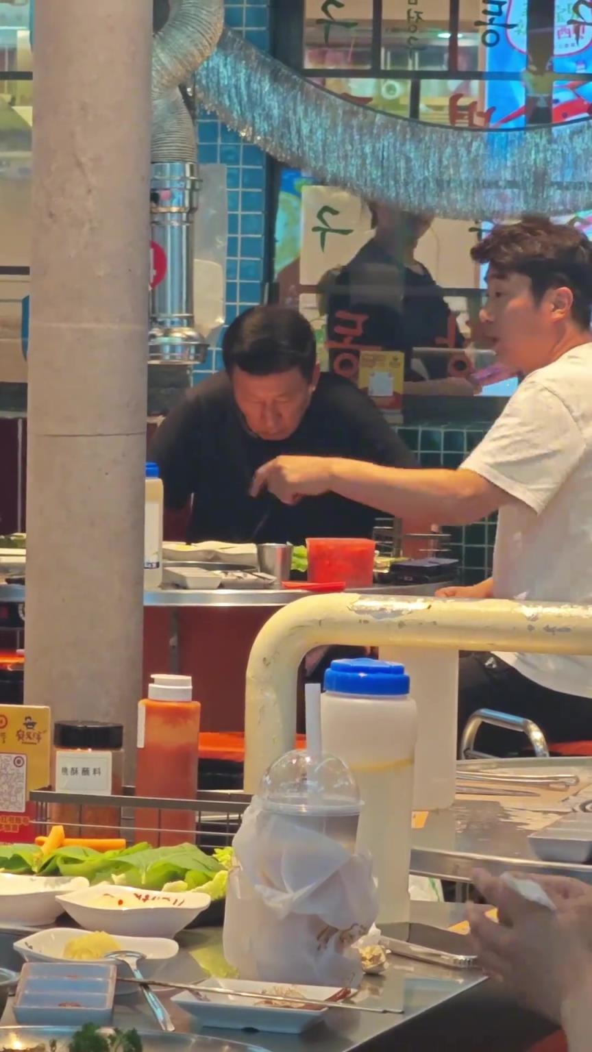 缘分呐！间歇期泰山队球迷在领秀城偶遇崔康熙吃烤肉