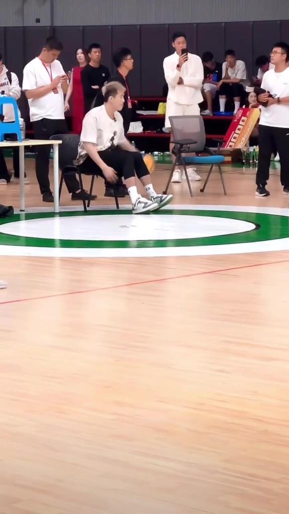 郭艾倫坐凳子上也能運球。
