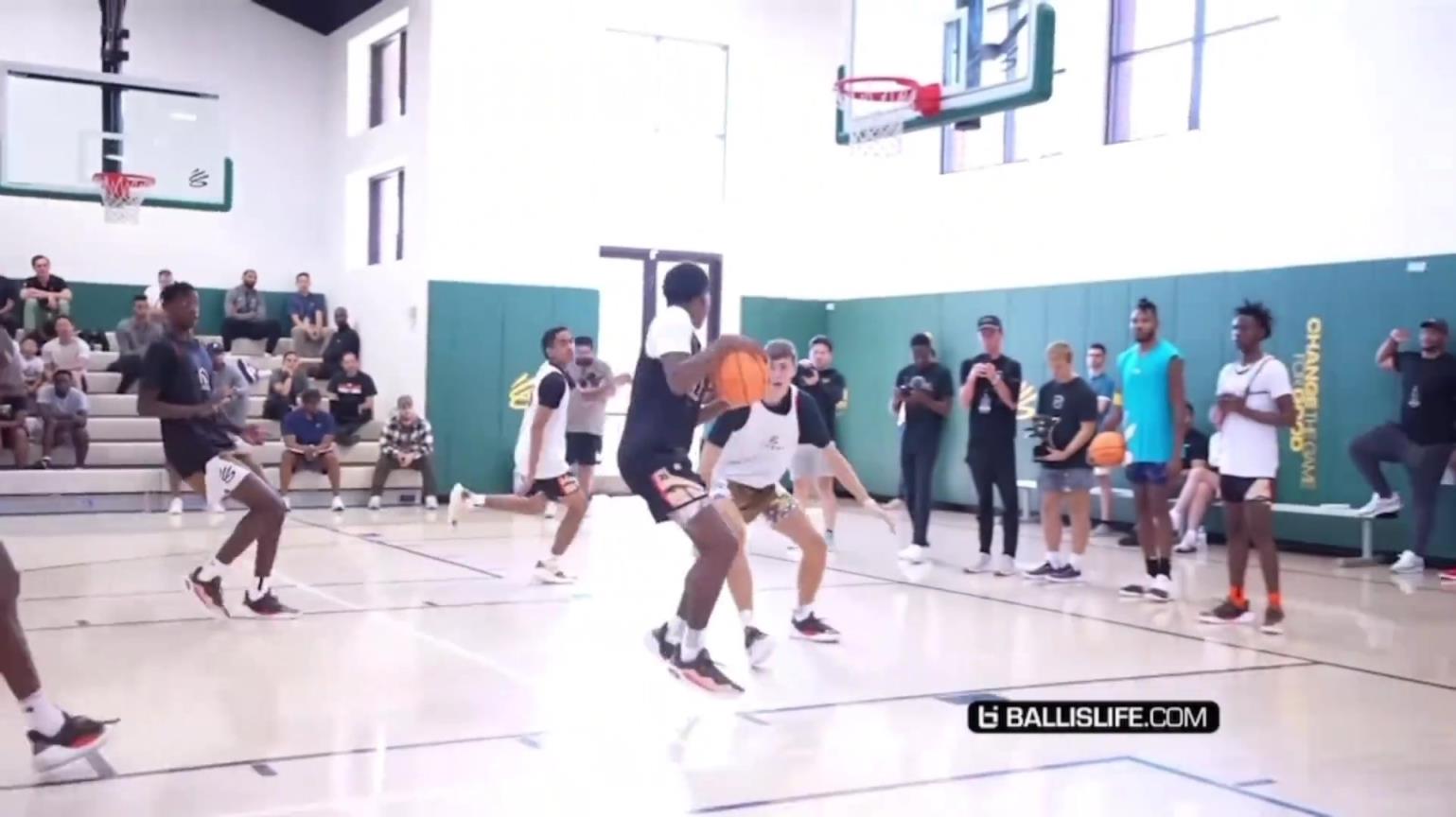 感覺這些都是準NBA球員 庫里曾帶隊在訓練營vs準狀元弗拉格