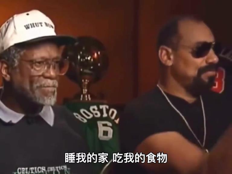 张伯伦打趣：拉塞尔睡我家吃我东西 第二天还要打爆我