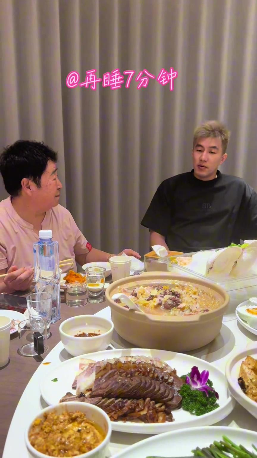 郭艾伦和姥姥吃饭，东北饭桌热情的样子。