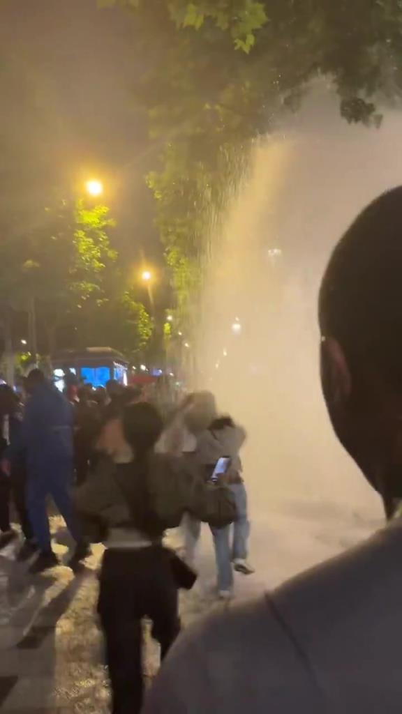 哪來(lái)的大水！巴黎狂熱球迷這是干爆了路邊消防栓嘛