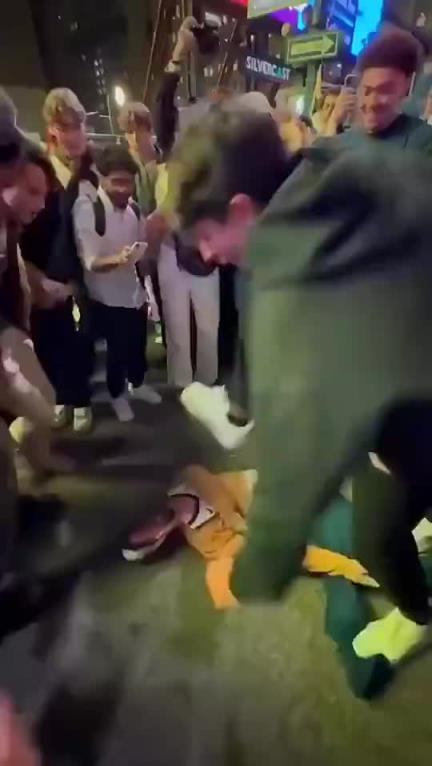 敗人品行為尼克斯此前大勝步行者，賽后哈利娃娃遭尼球迷群毆