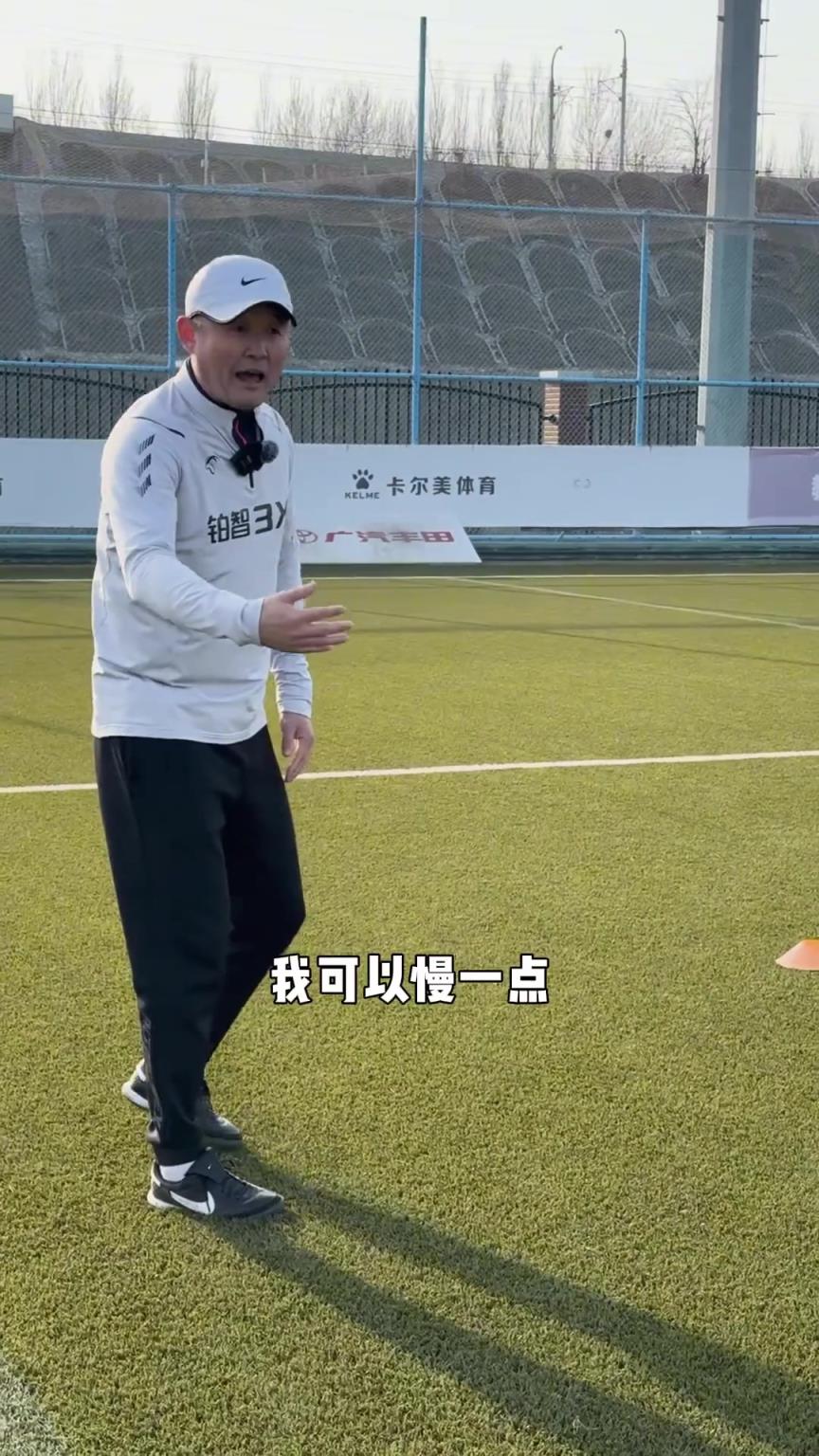 孫繼海教小朋友如何進(jìn)攻：不要一直帶帶帶，可以慢點(diǎn)要有節(jié)奏感