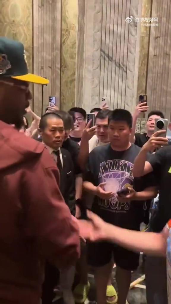 人气还是相当可以啊！安东尼中国行，粉丝围得水泄不通！