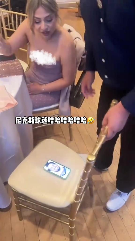 尼克斯球迷吃飯前用屁股坐哈利伯頓照片 甚至還動刀了