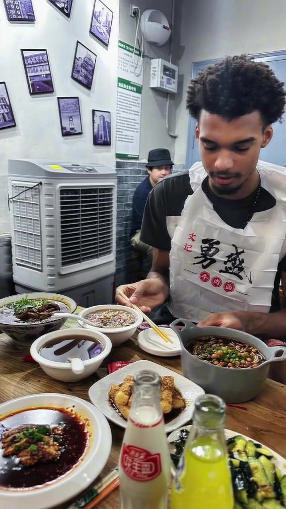 文班亞馬太接地氣了！來到北京后居然吃勇盛牛肉面去了