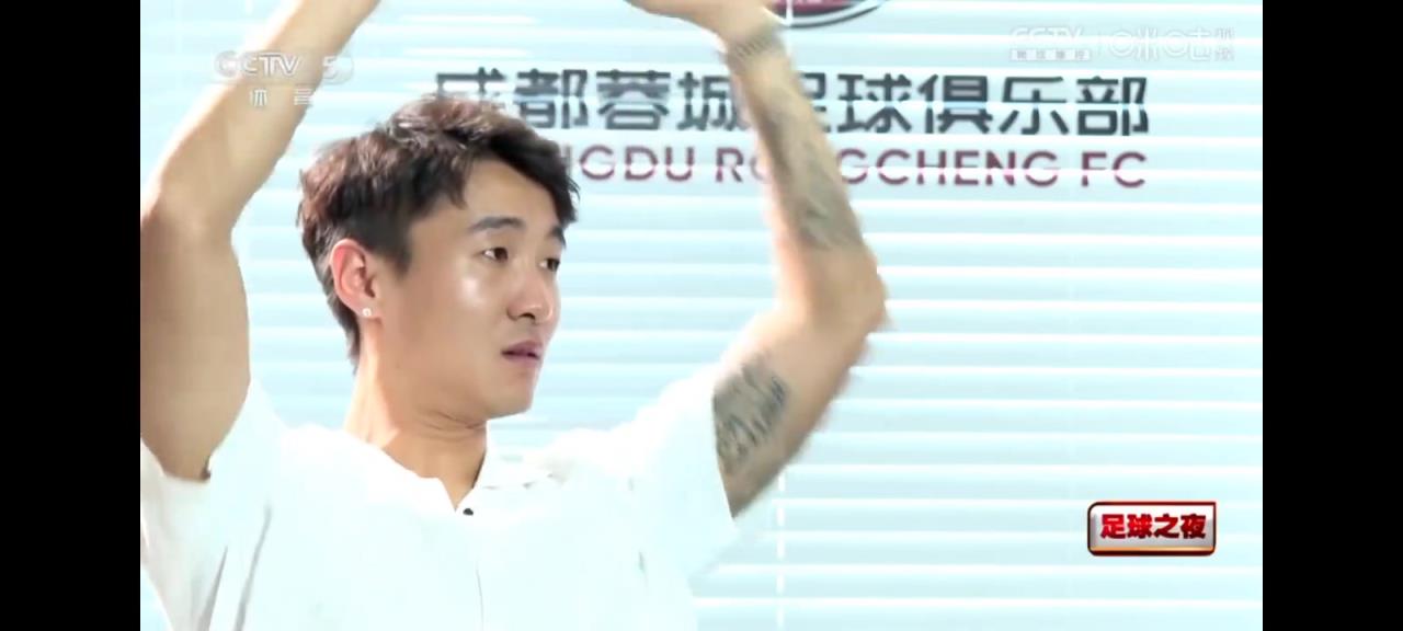 提到去世的小球迷林子金，韋世豪忍不住鏡頭前流淚