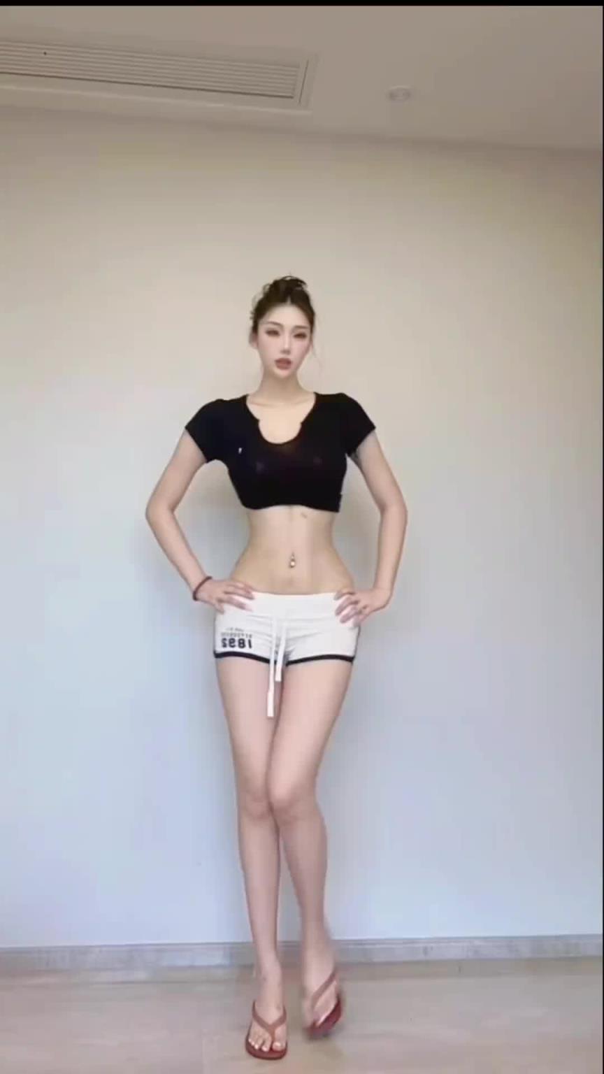 短衣短褲大長腿可太頂了?。∏吧轿髑騿T凱瑞圖的前女友又來扭了~