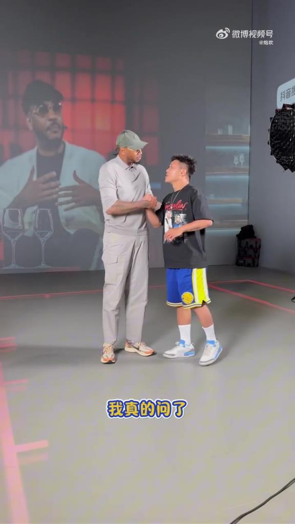 球迷与安东尼合照时身穿印有保罗和甜瓜的T恤，瓜哥：这衣服不错
