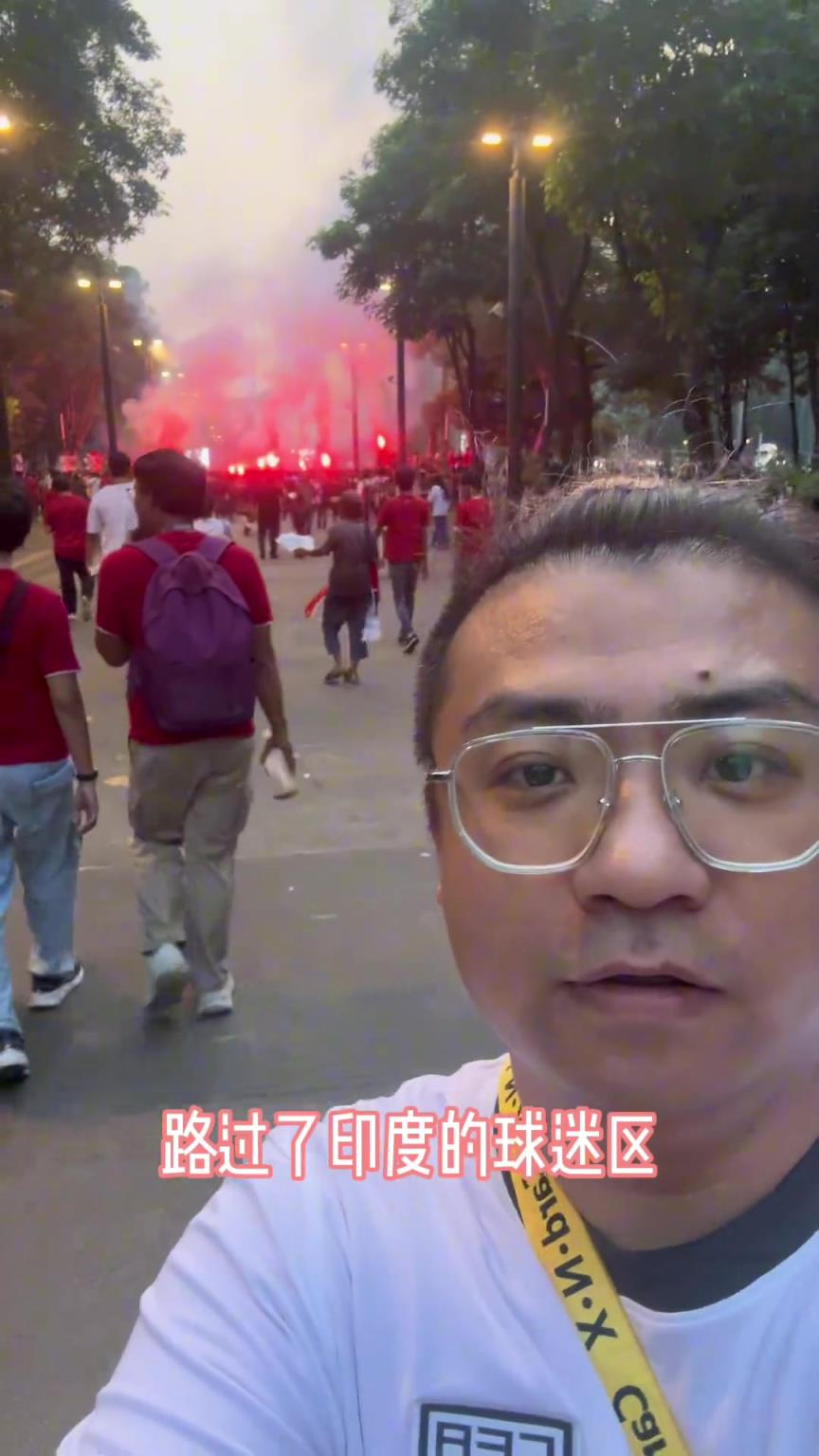 印尼球迷太狂熱了，看看這漫天煙火