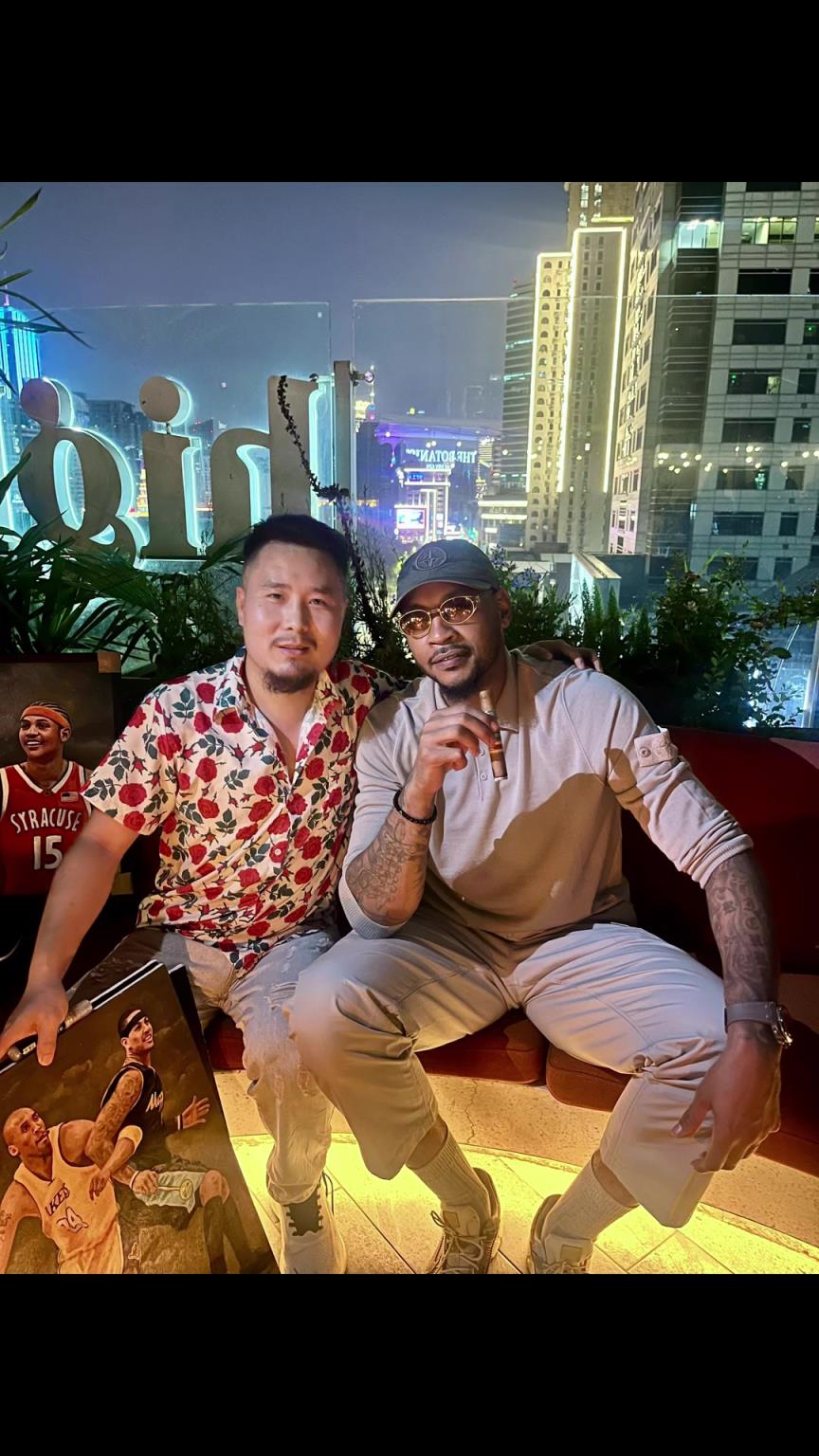 来自瓜哥肯定！知名网红画家画安东尼肖像获瓜哥点赞 并合影留念