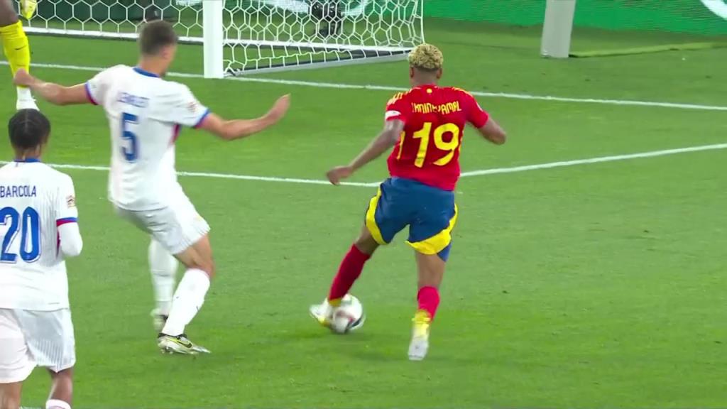 西班牙5-1打花法国！亚马尔小角度捅射得手梅开二度！