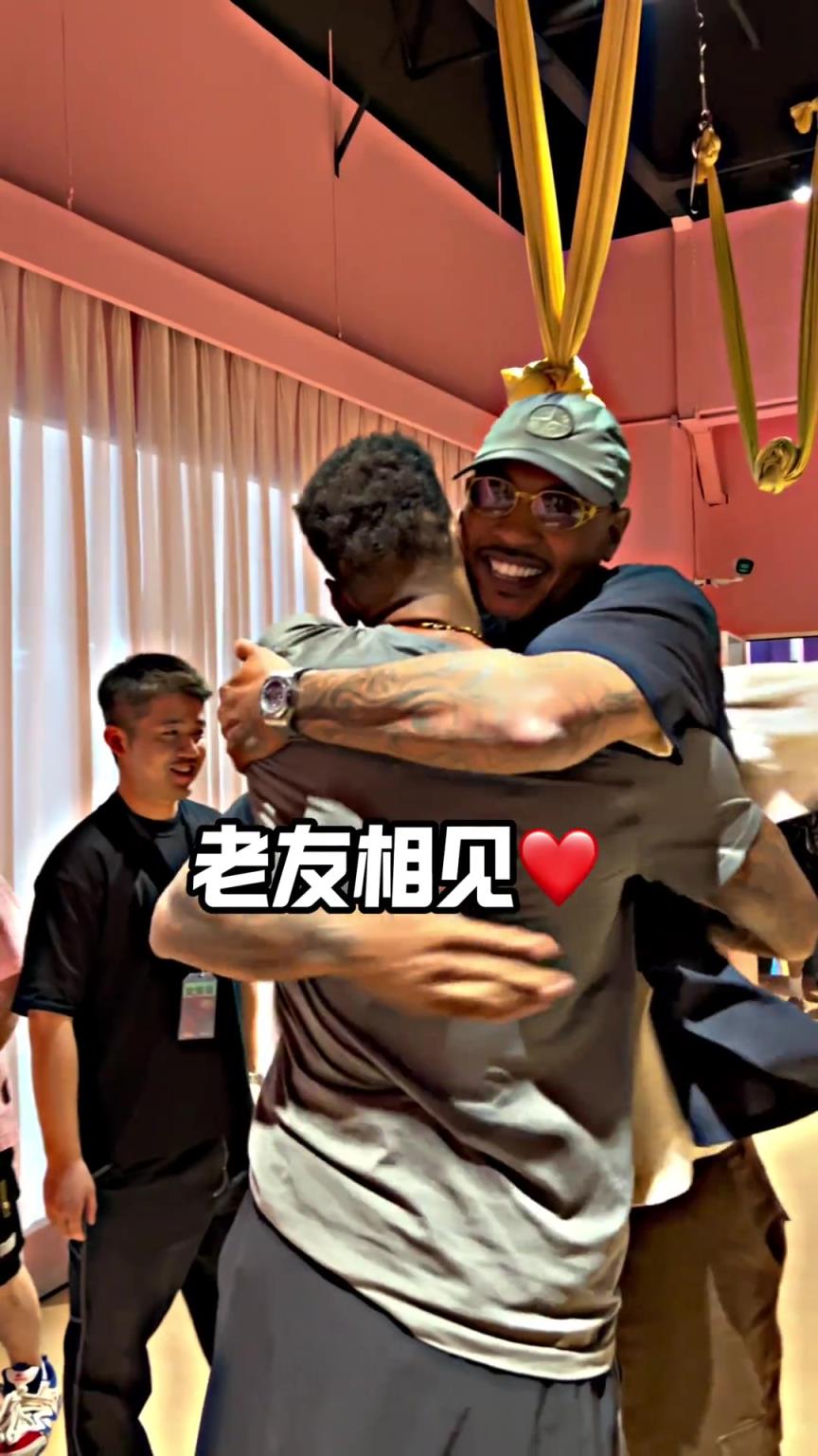 两人曾在掘金当过队友！安东尼中国行和威姆斯拥抱 并互相调侃