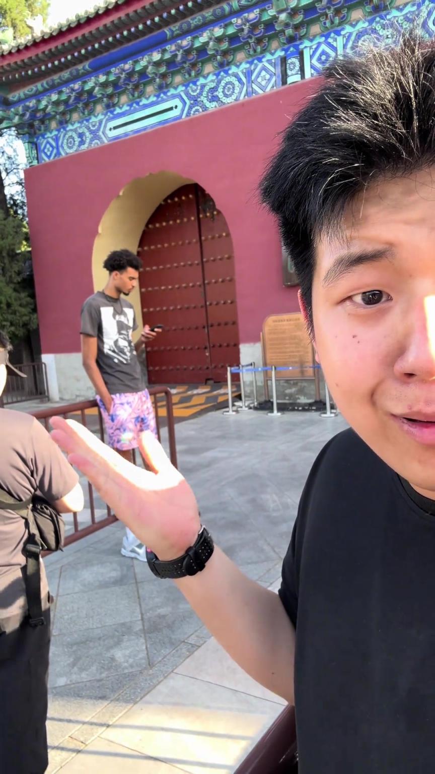 这人谁？这么瘦，会打篮球吗？