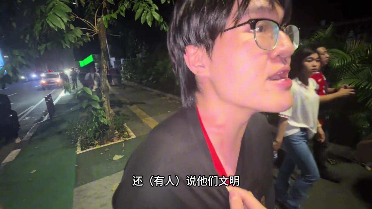 国足球迷在场外被印尼球迷打了...