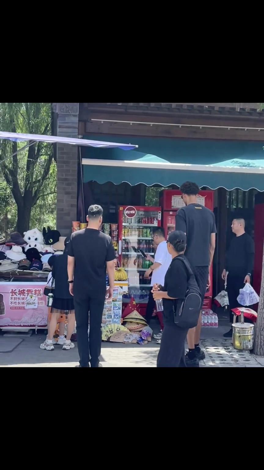 小姐姐偶遇文班亞馬中國行現(xiàn)身街頭：好像是明星，好高?。?！