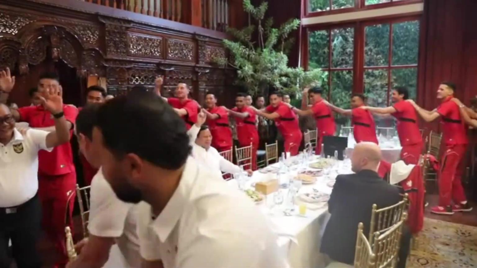 战胜国足晋级附加赛！印尼总统在家里宴请印尼男足，一起狂欢跳舞