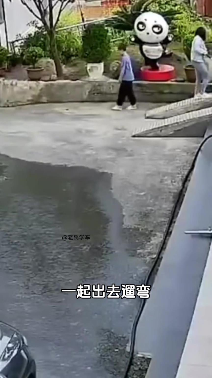 小男孩在公路邊玩籃球脫手去撿球不慎出意外 媽媽放下二胎才發(fā)現