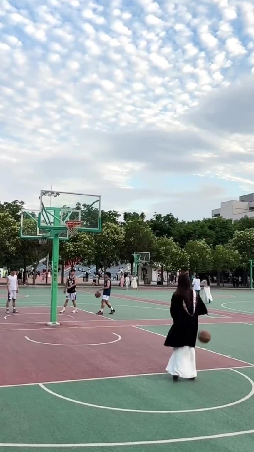 毕业了，在学校打一次少一次