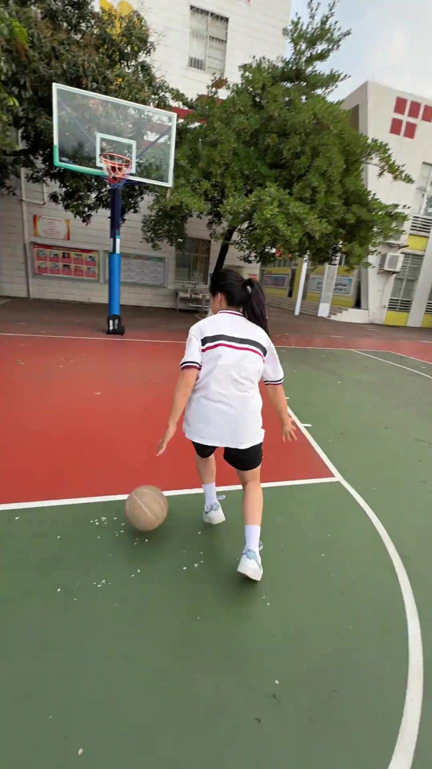 這位女同學還挺全面！“足籃夢幻聯(lián)動還有點意思”
