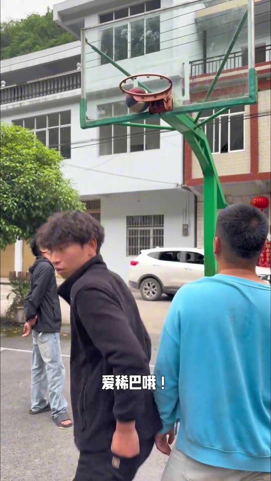 好精準(zhǔn)的投籃，一看就是奔著臉去的~