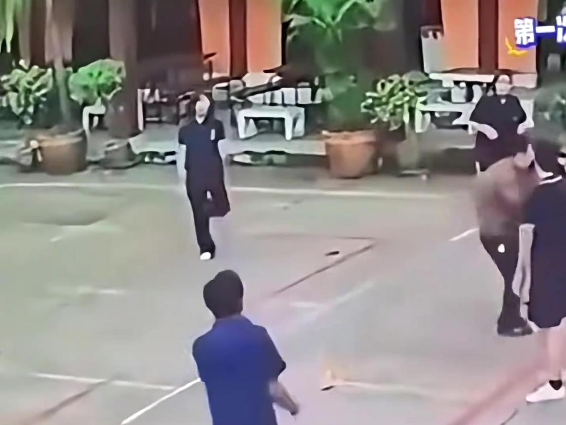 副校長：按計劃行事！這位校長太背！短短20秒在球場受3次暴擊