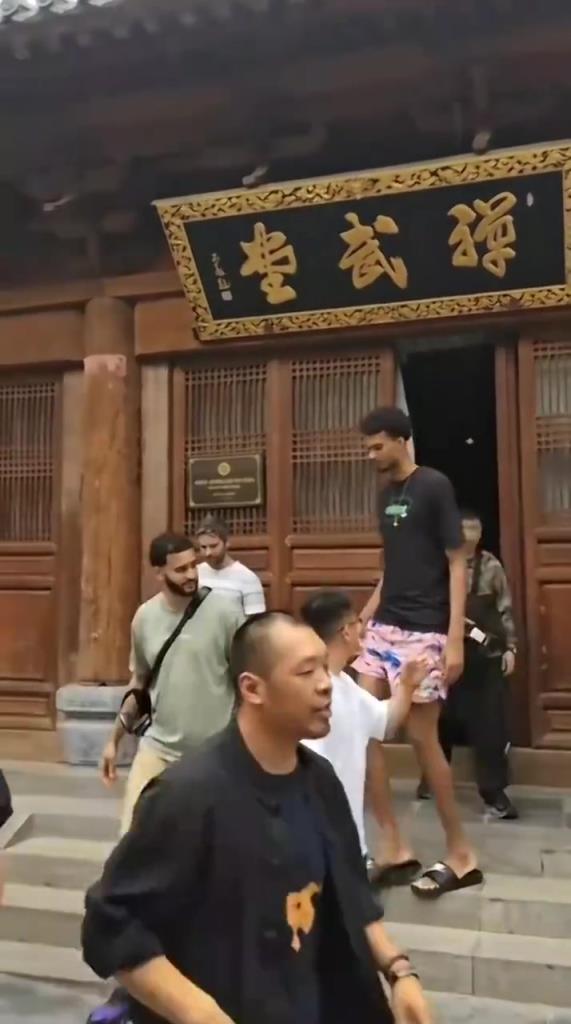 学习中华武术！文班亚马已经抵达少林寺参观，要不拜个师？