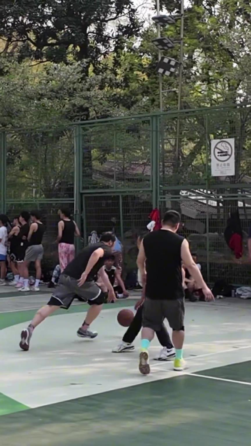 禿頂男好沖！徐家匯公園籃球場 有對抗的地方就容易產生沖突矛盾