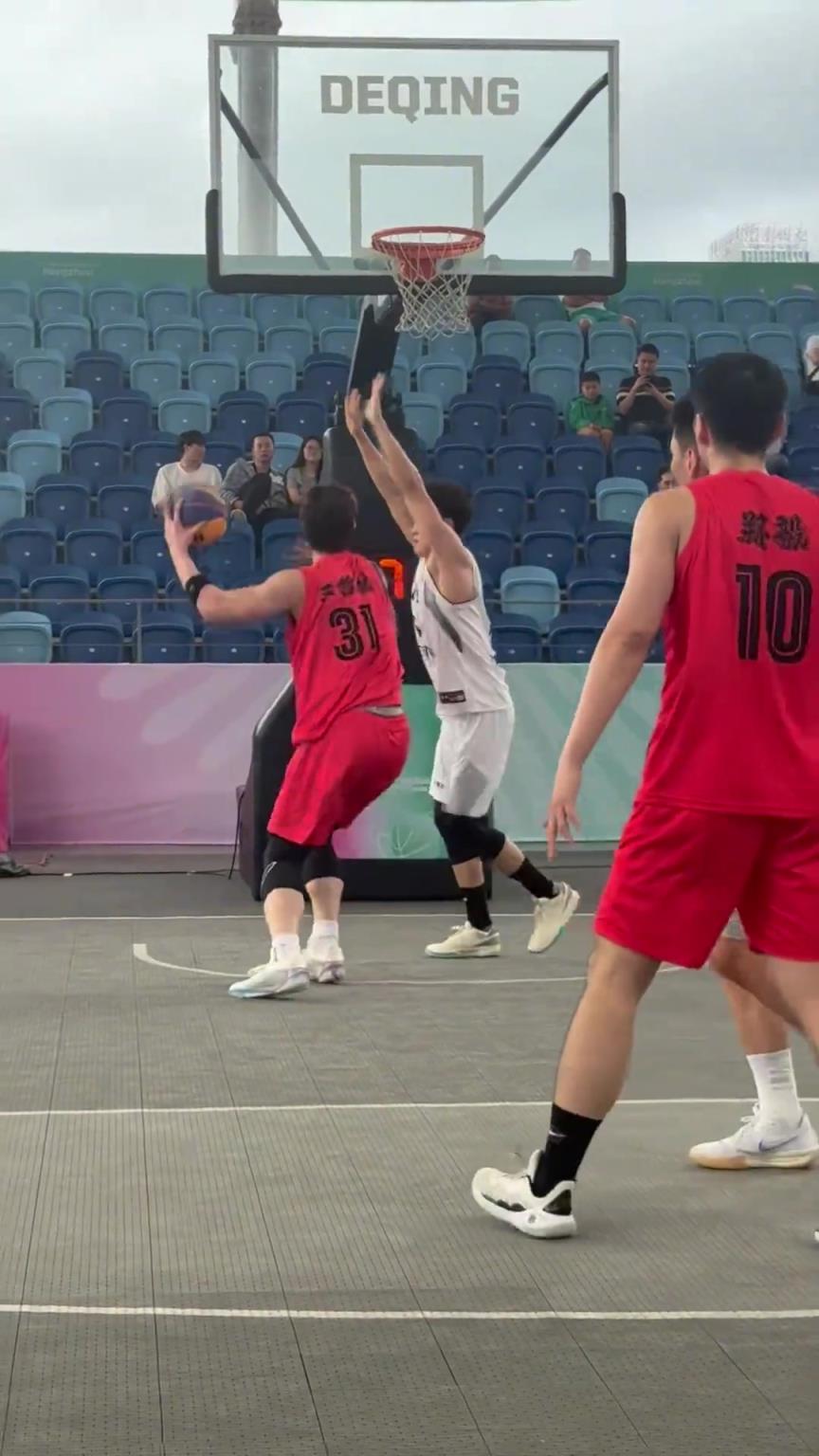 一回合怒砍2分2篮板！王哲林3v3比赛中篮下的连续进攻~