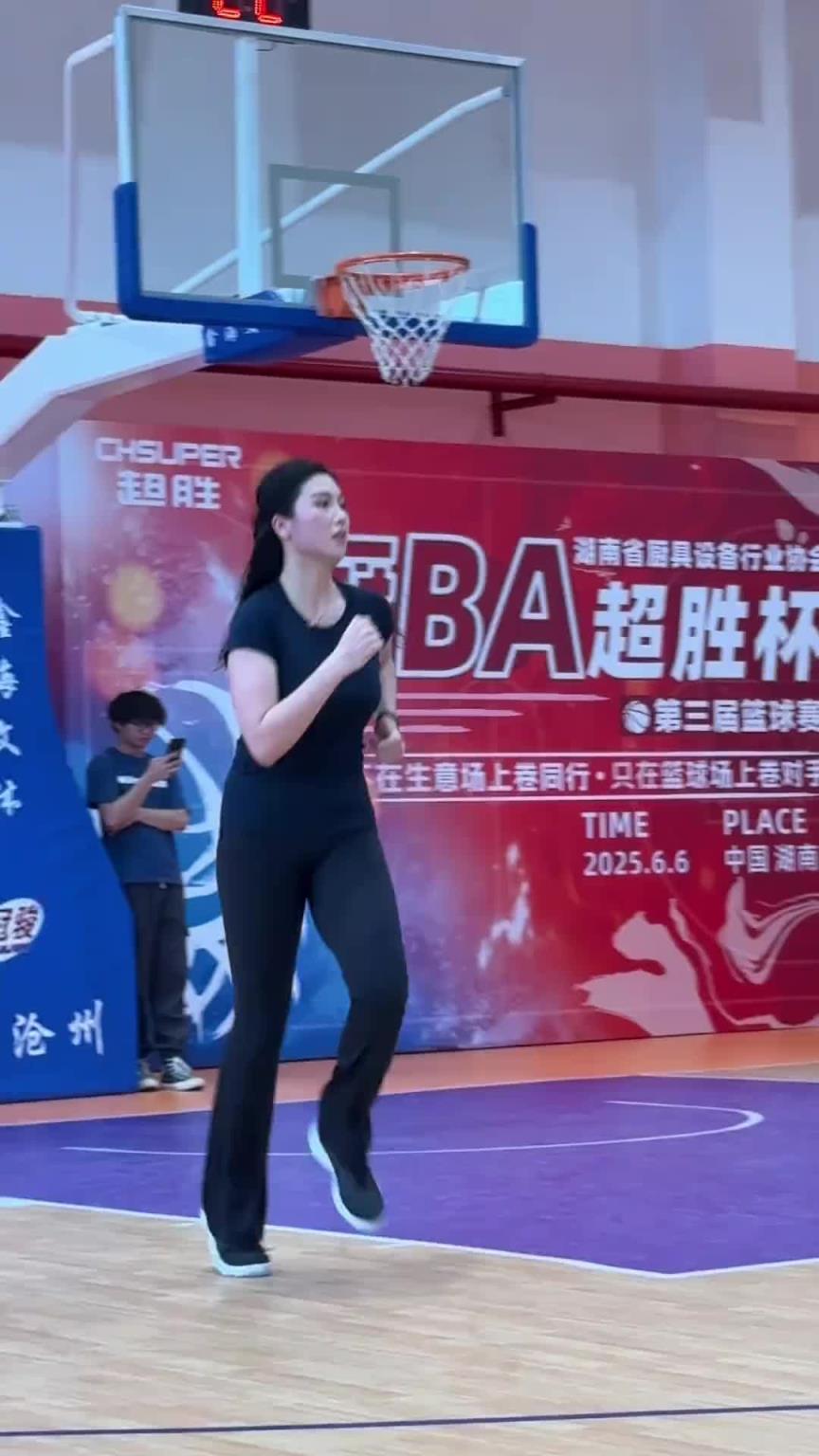 这灵动这投篮谁顶得住？国产卡戴珊的肘子姐参加厨BA比赛~